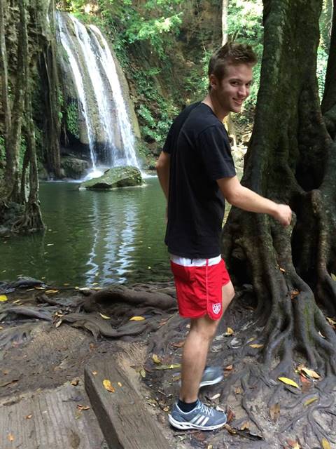 ถึงบางอ้อ ! รปภ. ฝรั่งหล่อสุดแซ่บ ที่แท้ครูสอนภาษาอังกฤษ