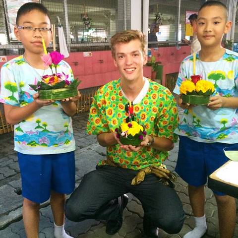 ถึงบางอ้อ ! รปภ. ฝรั่งหล่อสุดแซ่บ ที่แท้ครูสอนภาษาอังกฤษ