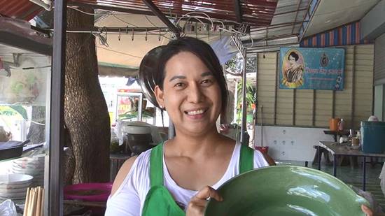 แห่สั่งก๋วยเตี๋ยวชามยักษ์ จ.อ่างทอง ท้ากินหมดใน 40 นาที ได้กินฟรี 1 ปี