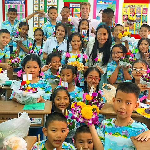 ถึงบางอ้อ ! รปภ. ฝรั่งหล่อสุดแซ่บ ที่แท้ครูสอนภาษาอังกฤษ