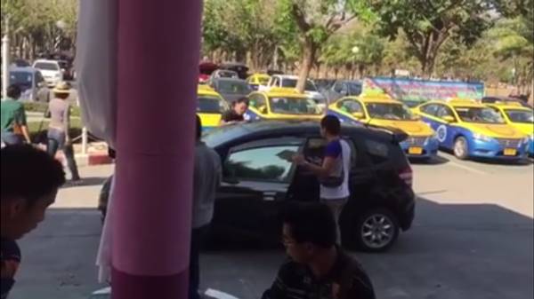 วิจารณ์กระหน่ำ !! คลิปล่อจับแท็กซี่อูเบอร์-ขนส่งเชียงใหม่ยันเป็นรถผิดกฎหมาย