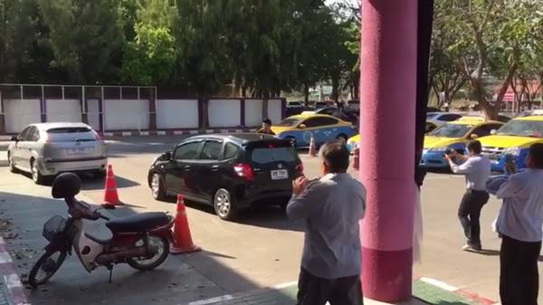 วิจารณ์กระหน่ำ !! คลิปล่อจับแท็กซี่อูเบอร์-ขนส่งเชียงใหม่ยันเป็นรถผิดกฎหมาย