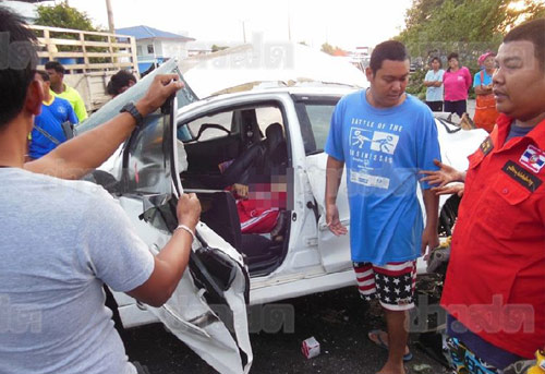 ชาวบ้านแห่ขโมยปลา หลังอุบัติเหตุรถขนปลาเสยรถเก๋ง