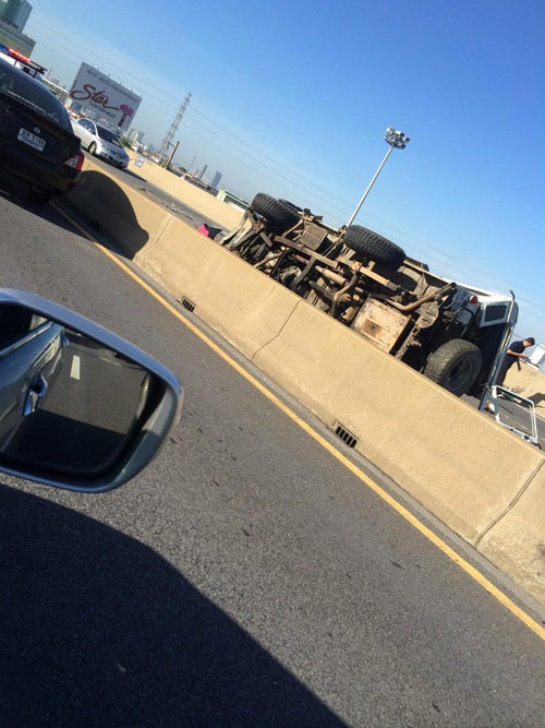 แท็กซี่-รถตู้-กระบะ ชนกระจาย ! พลิกคว่ำบนโทลเวย์