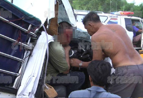 ชาวบ้านแห่ขโมยปลา หลังอุบัติเหตุรถขนปลาเสยรถเก๋ง