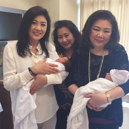 เผยภาพ 3 สาวตระกูลชินวัตร อุ้มหลานแฝดด้วยสีหน้ายิ้มแย้ม 