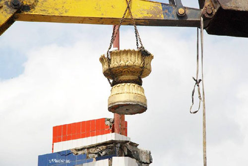 ชาวบุรีรัมย์วิจารณ์ เทศบาลทุบวงเวียน รธน. ติดไฟจราจร