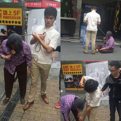 ภาพหนุ่มจีนใช้สายจูงคล้องคอแม่เหมือนสัตว์เลี้ยง 