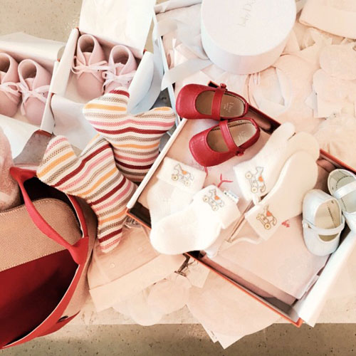 เอม พินทองทา ปลื้ม ทักษิณ ส่งของชุดใหญ่รับขวัญหลานตา