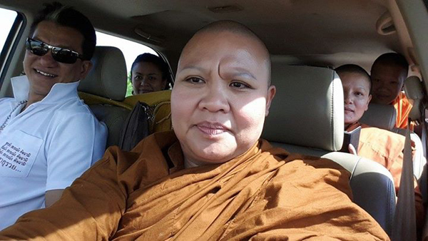  หลวงแม่พระภิษุณี มโนรา หญิงห่มเหลือง เซลฟี่ขอบิณฑบาตค่าน้ำมัน 