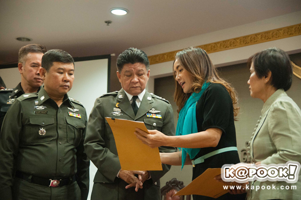 มัลลิกา พาญาติ น.ศ.รามฯ เข้ายื่นหนังสือโฆษก สตช. เร่งคลีคลายคดี