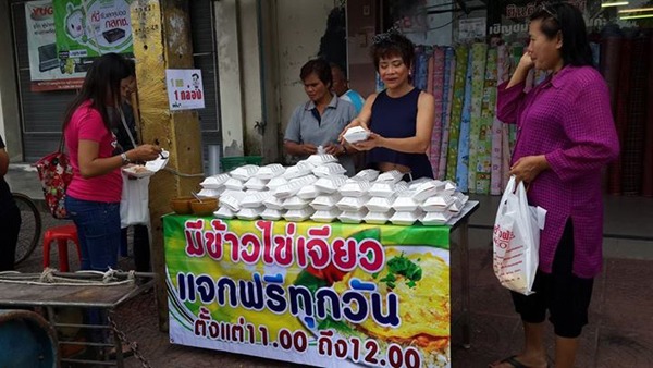 เจ้าของร้านผ้าใจดี มีข้าวไข่เจียว-ไข่ต้ม แจกทุกวัน เผยทำเพื่อเติมเต็มสังคม
