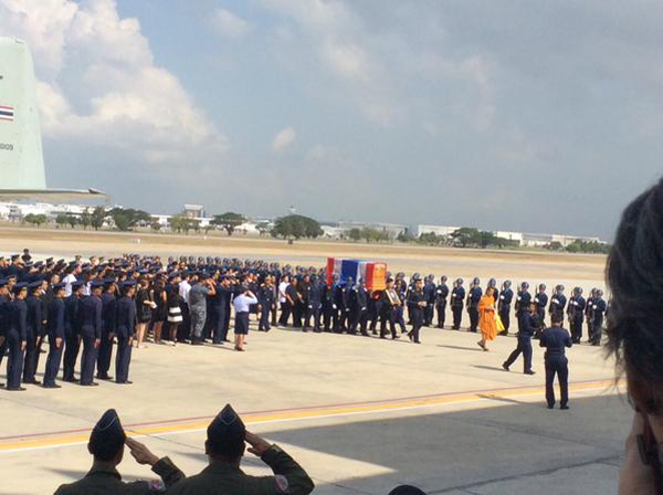 กองทัพอากาศจัดพิธีรับศพ ผู้กองเอฟ นพนนท์ นิวาศานนท์ ผบ.ทอ. ยกเป็นวีรบุรุษ 