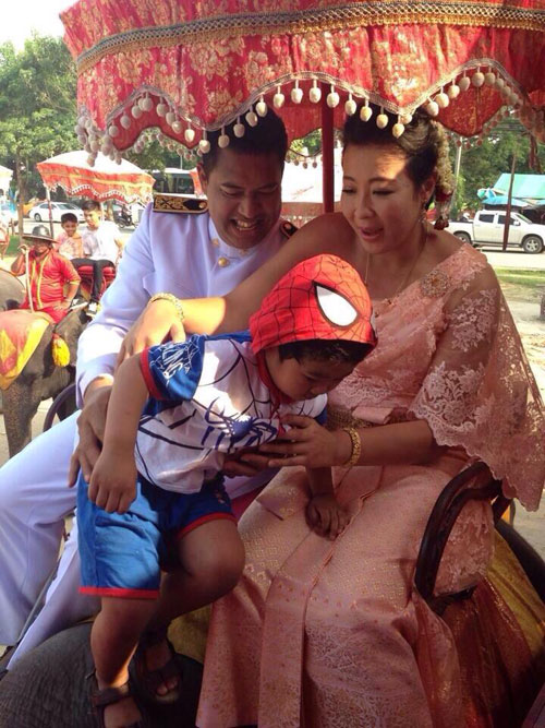 โค้ชอ๊อด เฟง คุน ว่าที่บ่าวสาว ในชุดไทย ณ วังช้างอยุธยา