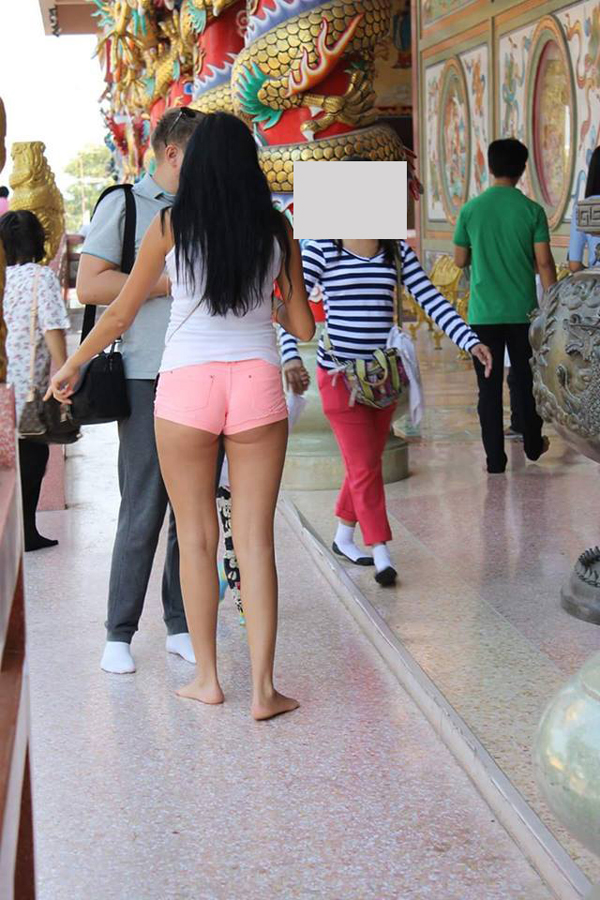   ชาวเน็ตรุมสับเละ สาวใส่กางเกงสั้นเสมอหูรัดจนก้นปลิ้น เข้าไหว้พระศาลเจ้าดัง
