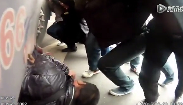 คลิประทึก จีนรวมพลังเป็นหนึ่ง ยกรถบัสช่วยชายถูกรถทับ