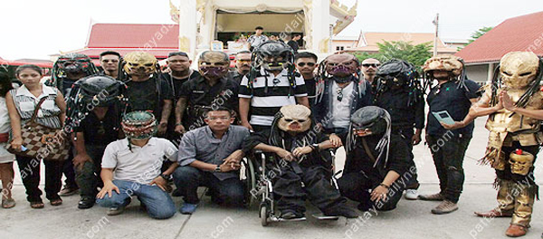 กองทัพเอเลี่ยนบุกร่วมงานศพ น้าแขก พัทยา พ่อค้าผัดไทยพรีเดเตอร์ 