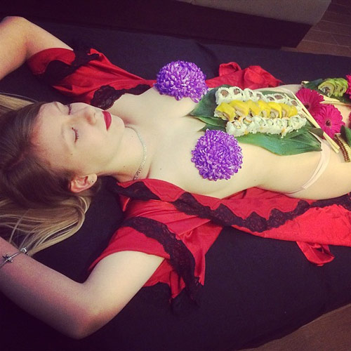 แคนาดาเปิดบริการทานซูชิบนตัวสาวเปลือยเป็นครั้งแรก