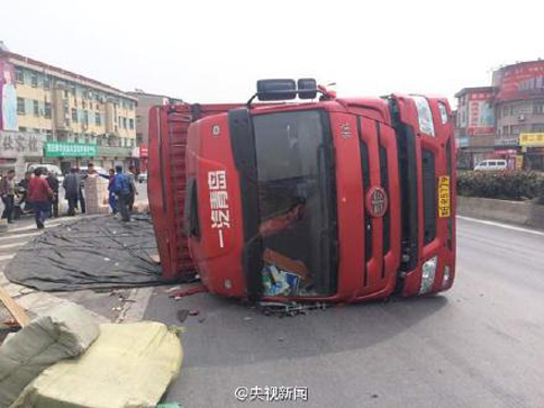 รถขนส้มคว่ำเทกระจาดกว่า 30 ตัน และนี่คือสิ่งที่เกิดขึ้น 