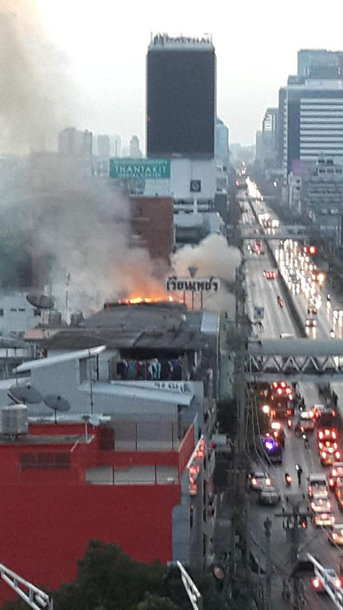ไฟไหม้รับอรุณ  ! ร้านข่าวมันไก่เจ้าดัง ถ.เพชรบุรี ไฟไหม้หนัก คาดถังแก๊สระเบิด