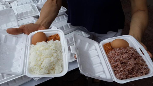 เจ้าของร้านผ้าใจดี มีข้าวไข่เจียว-ไข่ต้ม แจกทุกวัน เผยทำเพื่อเติมเต็มสังคม