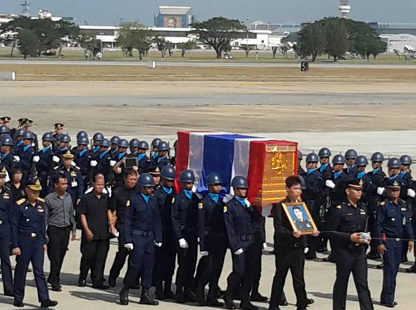 กองทัพอากาศจัดพิธีรับศพ ผู้กองเอฟ นพนนท์ นิวาศานนท์ ผบ.ทอ. ยกเป็นวีรบุรุษ