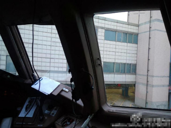 วิจารณ์สนั่น คาเธ่ย์ฯ ที่นั่งเต็ม ให้สาวหมวยไปนั่งสวย ๆ ในห้องนักบิน