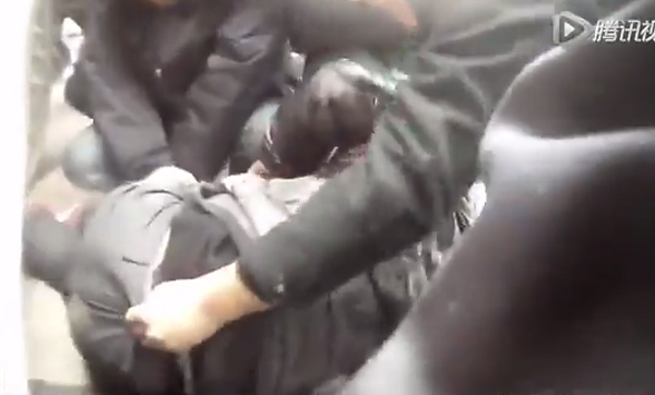 คลิประทึก จีนรวมพลังเป็นหนึ่ง ยกรถบัสช่วยชายถูกรถทับ