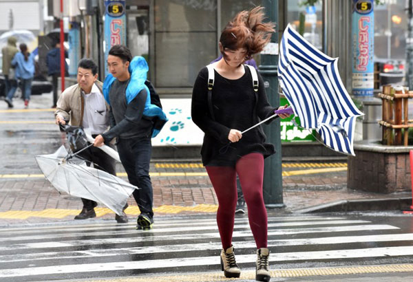 ไต้ฝุ่นพันฝนถล่มญี่ปุ่น ยกเลิกเที่ยวบินระนาว เตือนภัยดินถล่ม