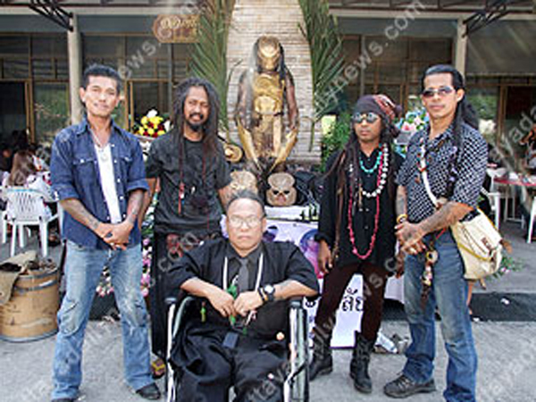 กองทัพเอเลี่ยนบุกร่วมงานศพ น้าแขก พัทยา พ่อค้าผัดไทยพรีเดเตอร์กองทัพเอเลี่ยนบุกร่วมงานศพ น้าแขก พัทยา พ่อค้าผัดไทยพรีเดเตอร์ 