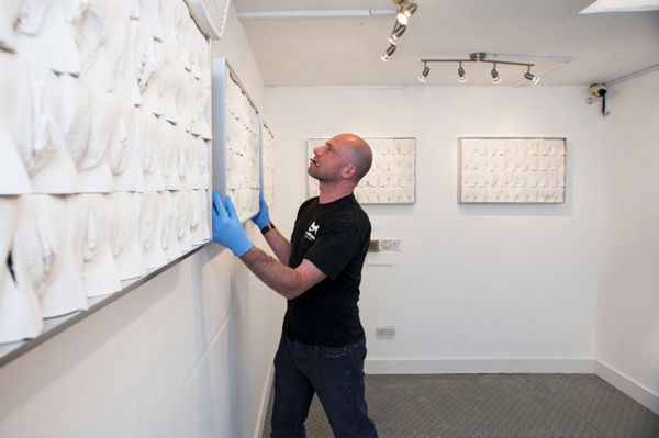 อื้อหือ ศิลปินผุดผลงานแปลก กำแพงเมืองจิ๋ม !!