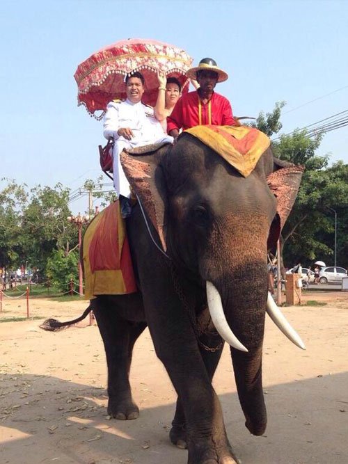 โค้ชอ๊อด เฟง คุน ว่าที่บ่าวสาว ในชุดไทย ณ วังช้างอยุธยา