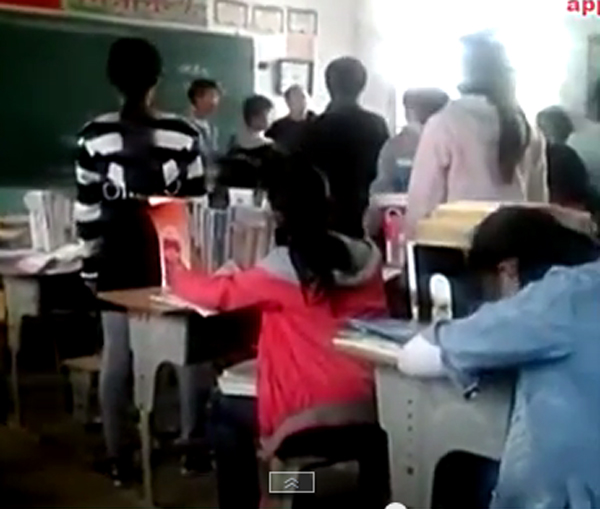 ช็อก คลิปครูชายตบกับนักเรียนหญิงในห้องเรียน ดุเดือดสุด ๆ