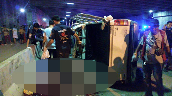 กระบะขนคนงานพม่า พุ่งชนแบริเออร์กลางถนน ดับ 8 ราย