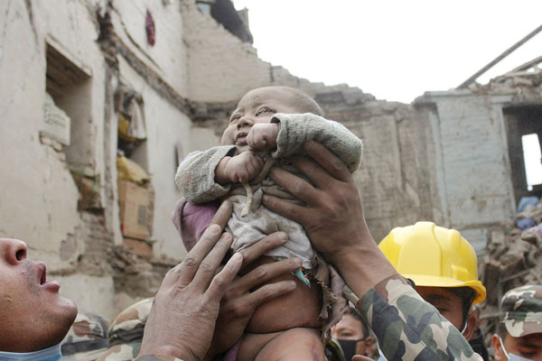 อัพเดทชีวิตของหนูน้อย 4 เดือนในภาพดัง หลังรอดเหตุแผ่นดินไหว