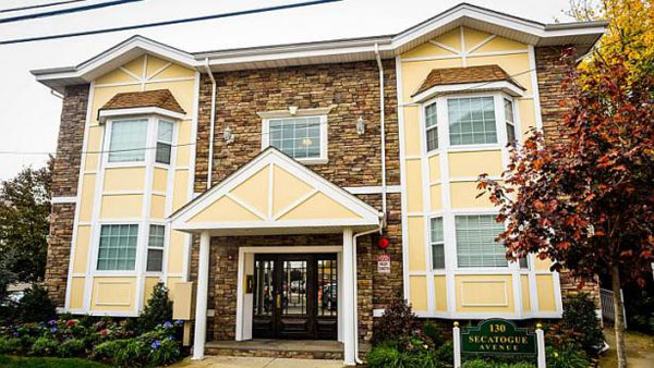 หนุ่มโรคจิตฆ่าตัดหัวแม่แท้ ๆ เตะเล่น ก่อนโดดให้รถไฟทับตาย