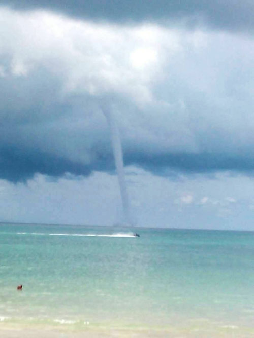 พายุงวงช้างโผล่อ่าวป่าตอง นักท่องเที่ยวฮือฮา