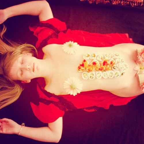 แคนาดาเปิดบริการทานซูชิบนตัวสาวเปลือยเป็นครั้งแรก