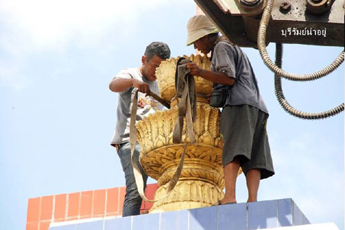 ชาวบุรีรัมย์วิจารณ์ เทศบาลทุบวงเวียน รธน. ติดไฟจราจร