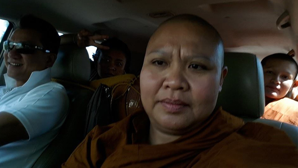 หลวงแม่พระภิษุณี มโนรา หญิงห่มเหลือง เซลฟี่ขอบิณฑบาตค่าน้ำมัน