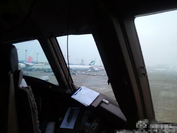 วิจารณ์สนั่น คาเธ่ย์ฯ ที่นั่งเต็ม ให้สาวหมวยไปนั่งสวย ๆ ในห้องนักบิน