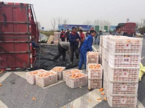 รถขนส้มคว่ำเทกระจาดกว่า 30 ตัน และนี่คือสิ่งที่เกิดขึ้น