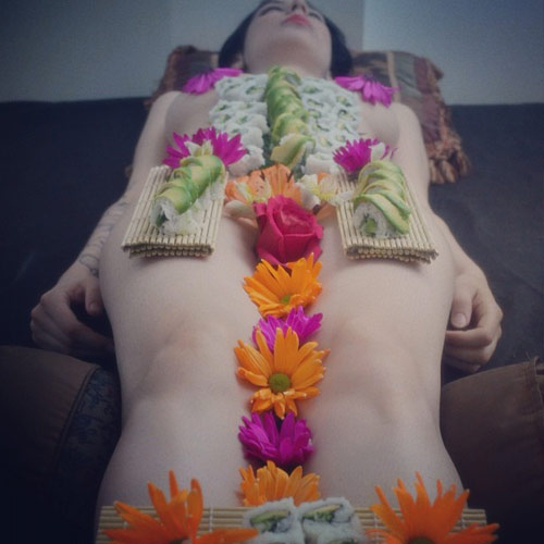 แคนาดาเปิดบริการทานซูชิบนตัวสาวเปลือยเป็นครั้งแรก