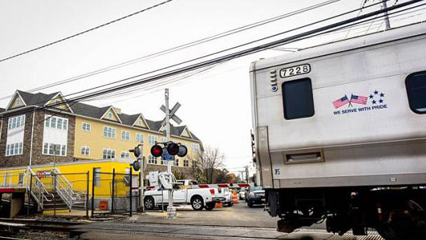 หนุ่มโรคจิตฆ่าตัดหัวแม่แท้ ๆ เตะเล่น ก่อนโดดให้รถไฟทับตาย