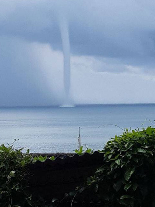 พายุงวงช้างโผล่อ่าวป่าตอง นักท่องเที่ยวฮือฮา 