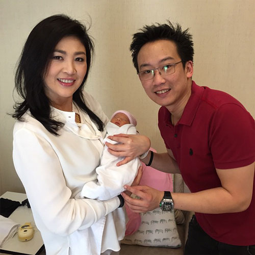 เผยภาพ 3 สาวตระกูลชินวัตร อุ้มหลานแฝดด้วยสีหน้ายิ้มแย้ม