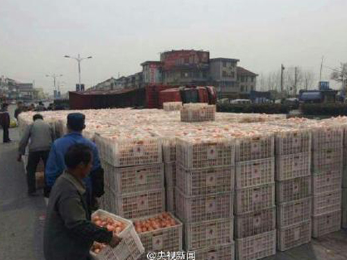 รถขนส้มคว่ำเทกระจาดกว่า 30 ตัน และนี่คือสิ่งที่เกิดขึ้น