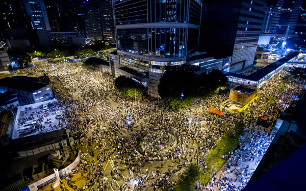ชาวฮ่องกงยึดย่านธุรกิจชุมนุมใหญ่ ร้องสิทธิทางการเมือง