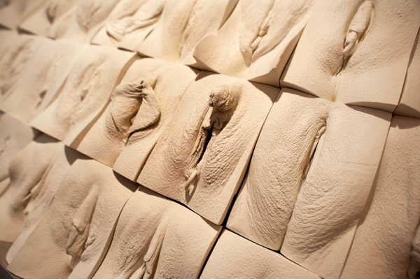 อื้อหือ ศิลปินผุดผลงานแปลก กำแพงเมืองจิ๋ม !!