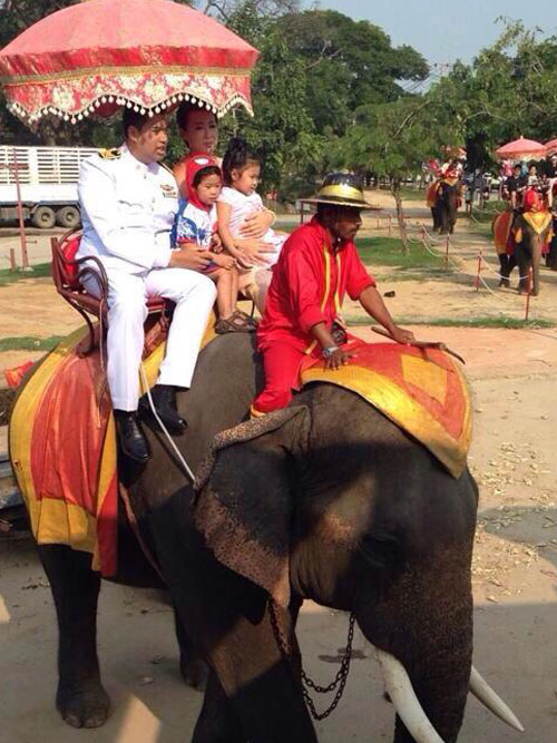 โค้ชอ๊อด เฟง คุน ว่าที่บ่าวสาว ในชุดไทย ณ วังช้างอยุธยา